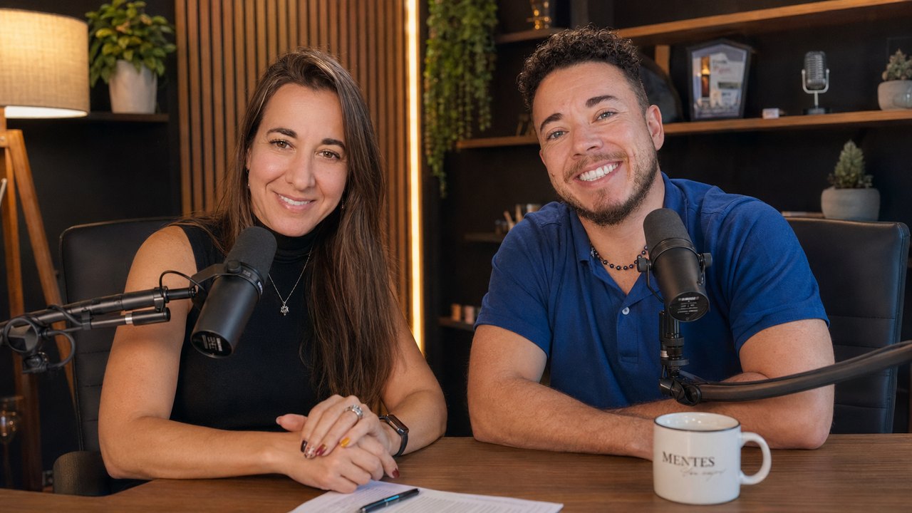 Sonia y Ben en el set del podcast Puerto GSB