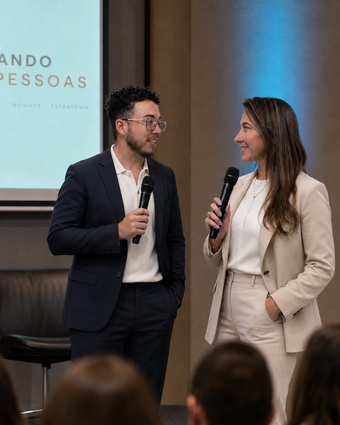Sonia y Ben dando una charla para equipos